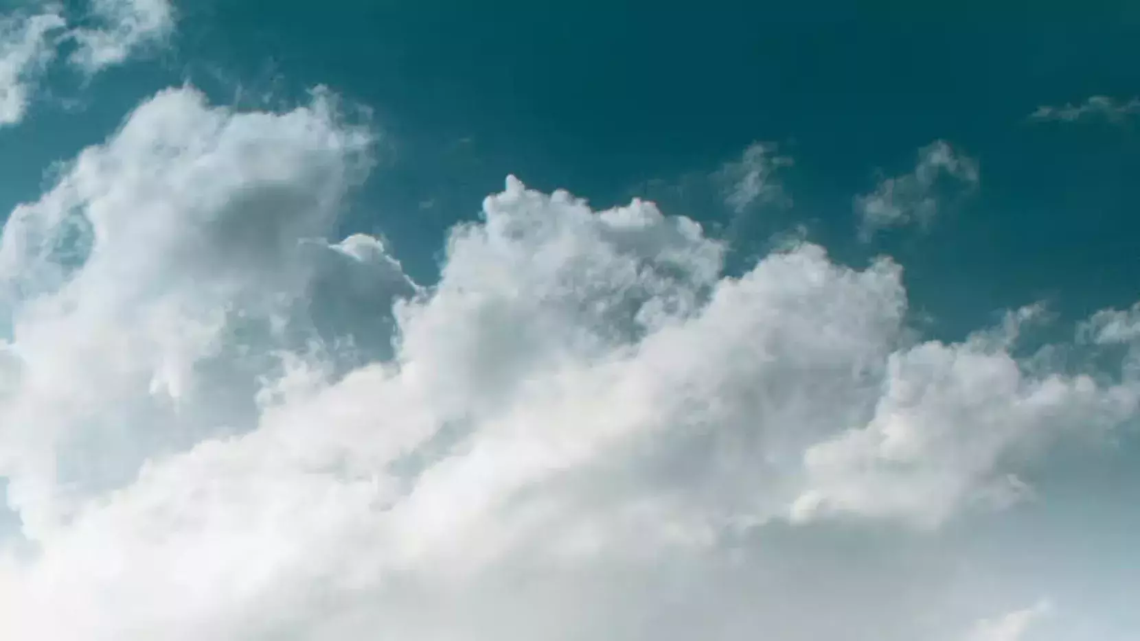 Der Himmel mit einer Wolke